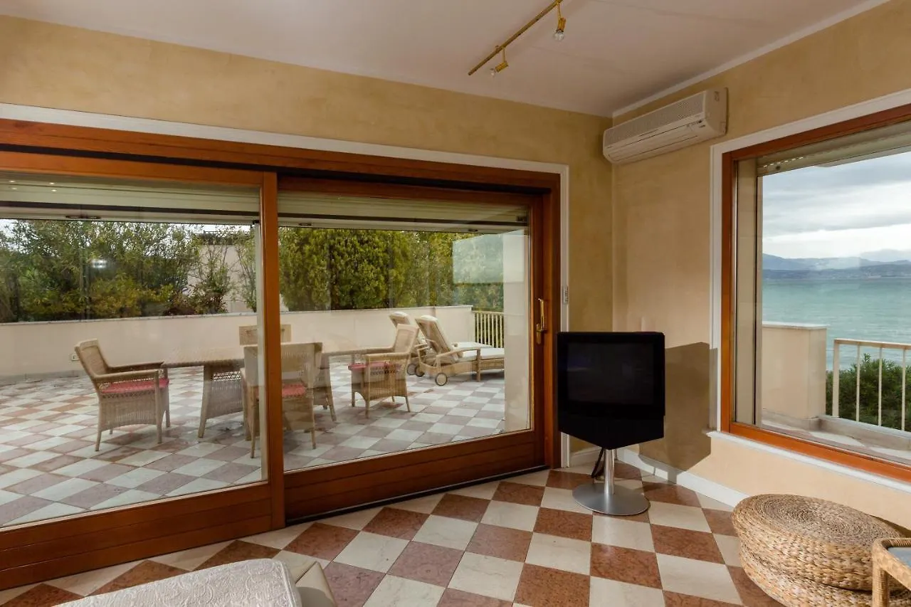 Lake Front Luxury Apartment (Adults Only) Σιρμιόνε