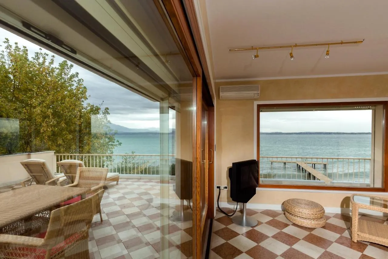 Lake Front Luxury Apartment (Adults Only) Σιρμιόνε Ιταλία