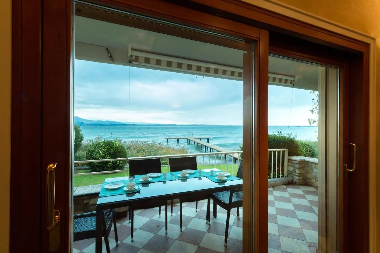 Lake Front Luxury Apartment (Adults Only) Σιρμιόνε