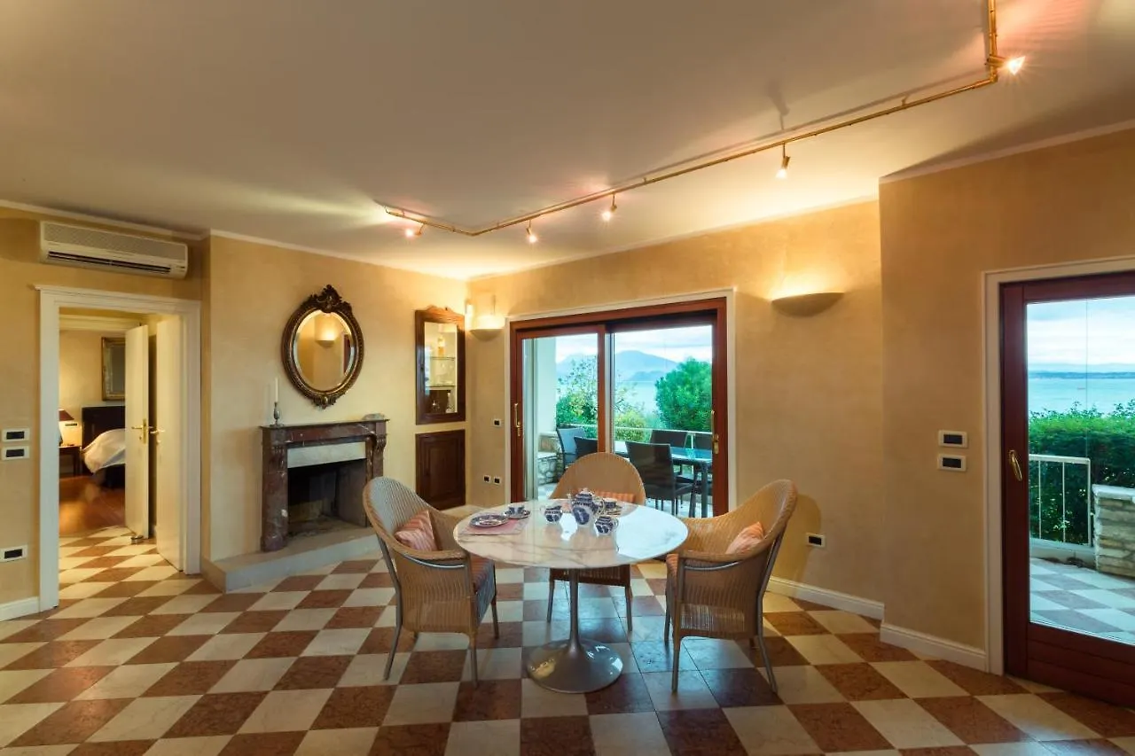 Βίλα Lake Front Luxury Apartment (Adults Only) Σιρμιόνε