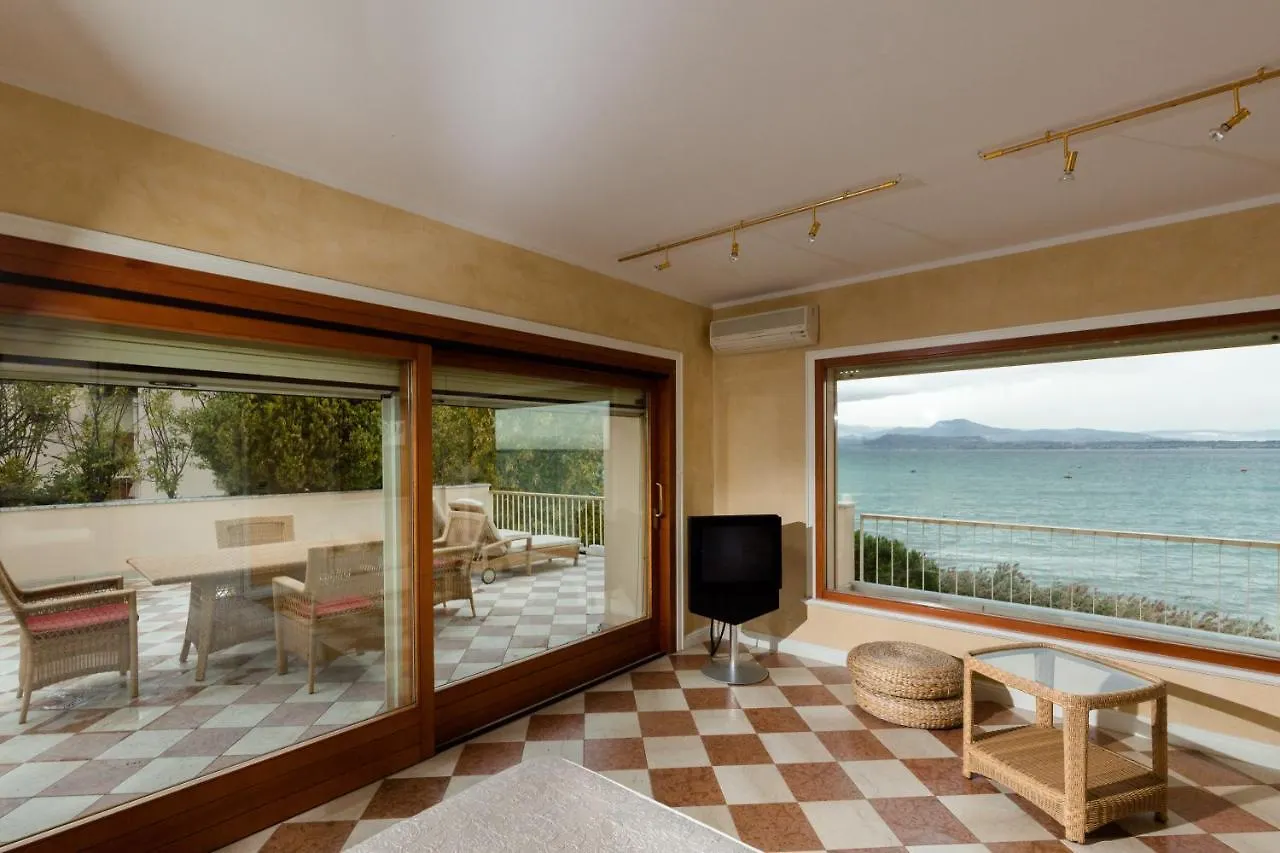 Lake Front Luxury Apartment (Adults Only) Σιρμιόνε 0*,  Ιταλία