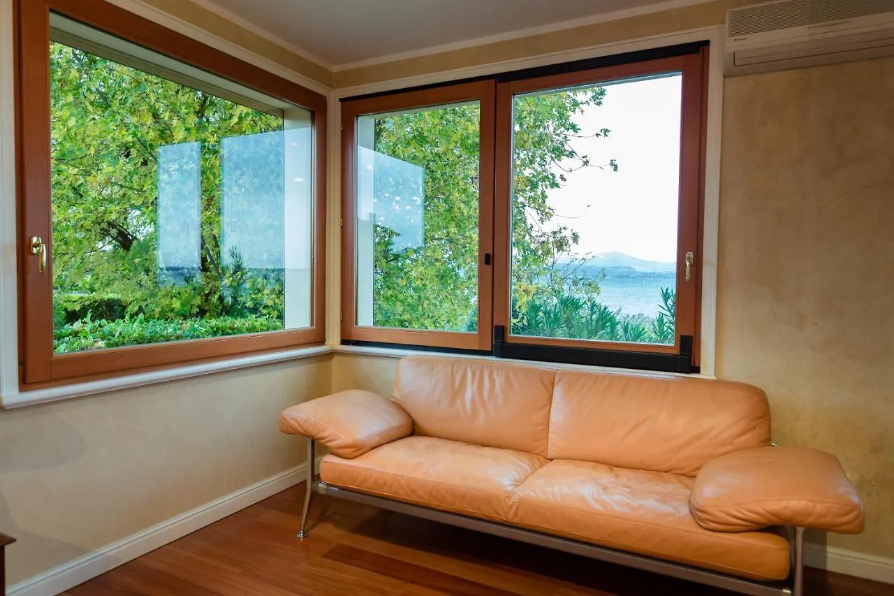 Lake Front Luxury Apartment (Adults Only) Σιρμιόνε