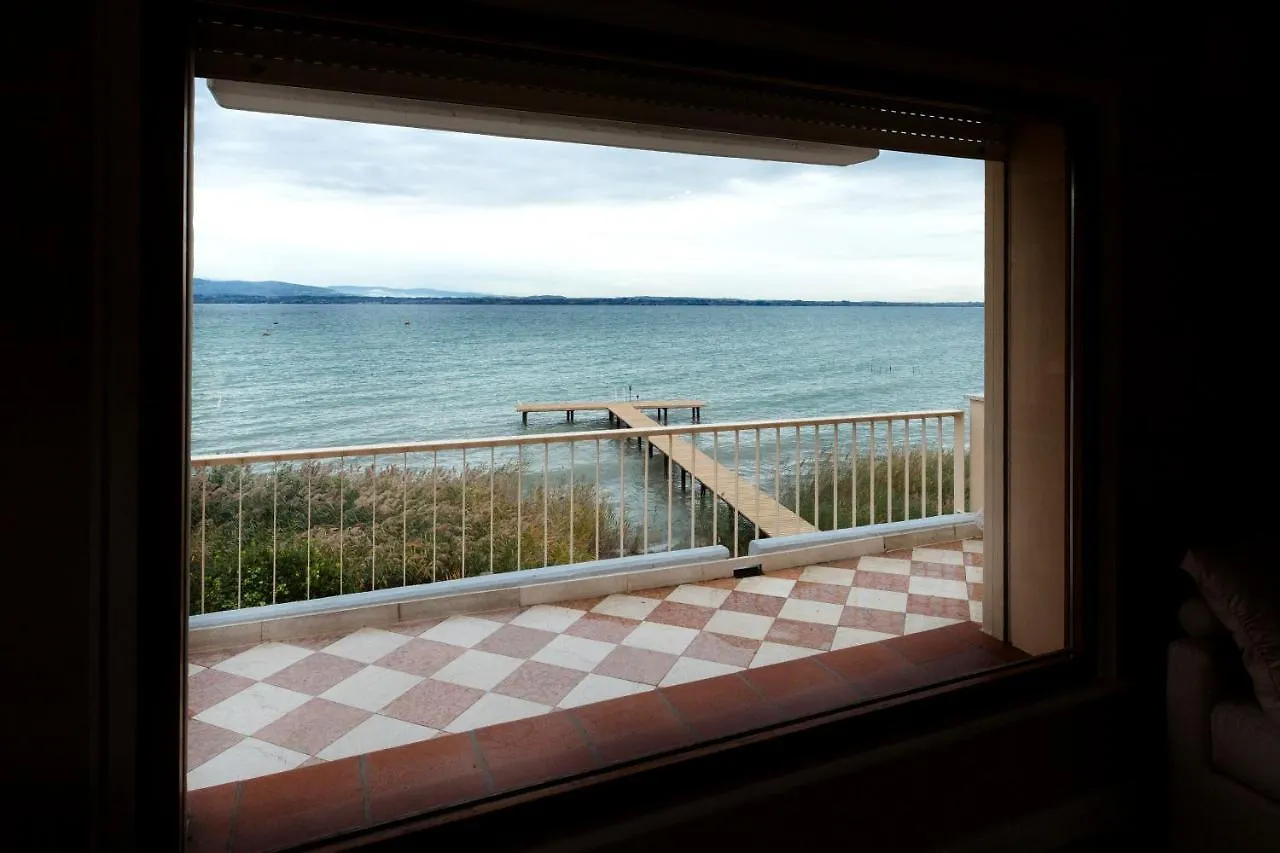 Lake Front Luxury Apartment (Adults Only) Σιρμιόνε Ιταλία