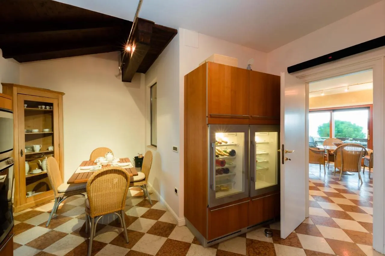 Lake Front Luxury Apartment (Adults Only) Σιρμιόνε