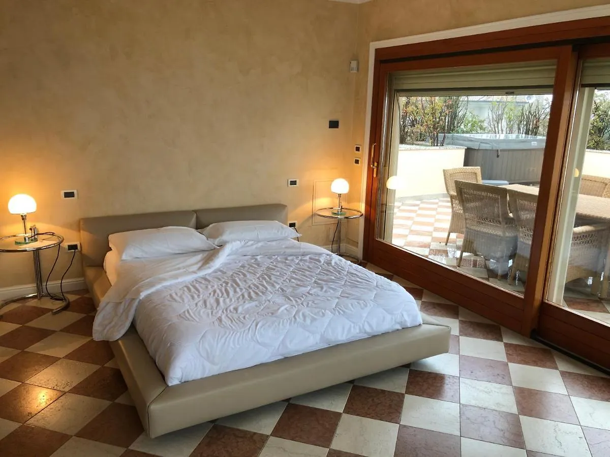 Lake Front Luxury Apartment (Adults Only) Σιρμιόνε 0*,