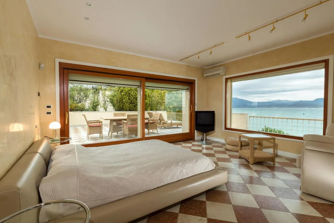 Lake Front Luxury Apartment (Adults Only) Σιρμιόνε